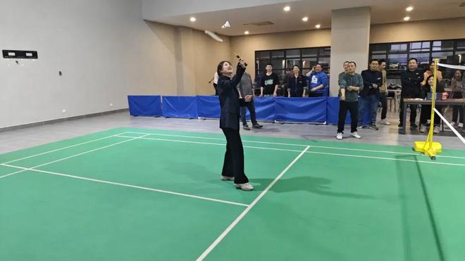 星光闪耀!羽毛球比赛中选手的灵巧回球 星光闪耀!羽毛球比赛中选手的灵巧回球