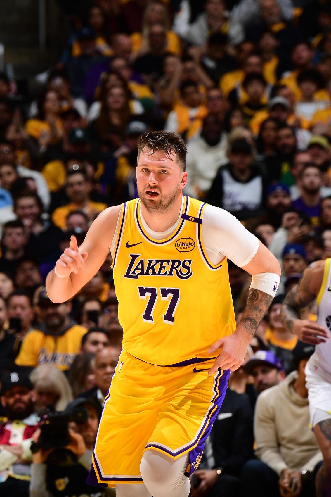 雄鹿队全队进攻火力全开，轻取魔术队积分领跑的简单介绍