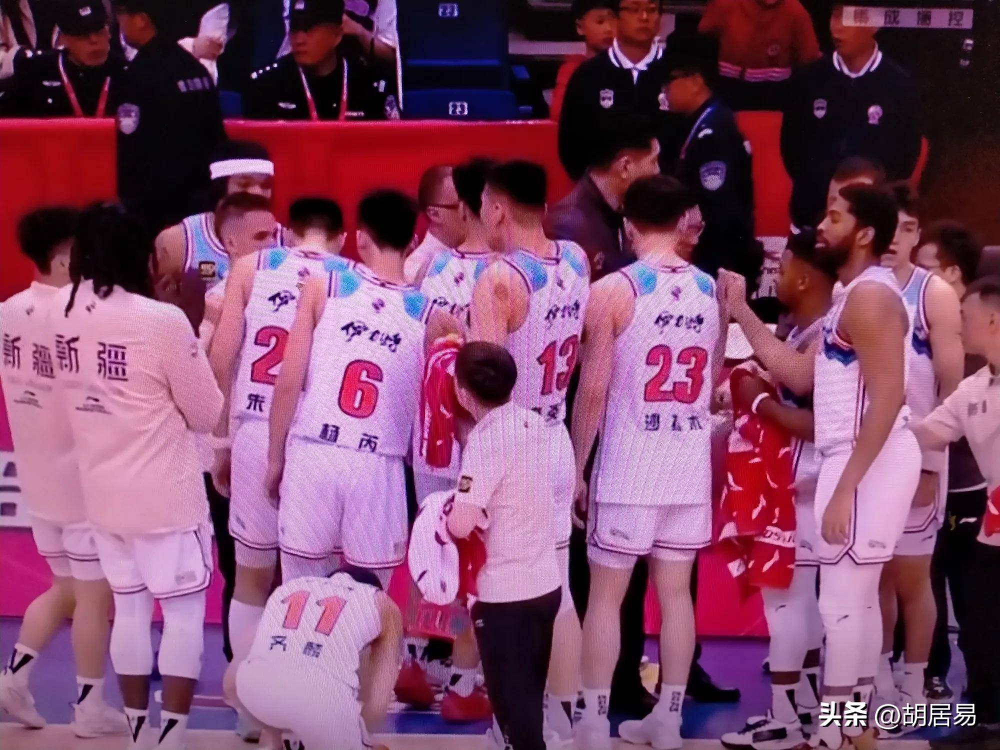 新疆男篮不敌对手,遭遇两连败 新疆男篮不敌对手,遭遇两连败