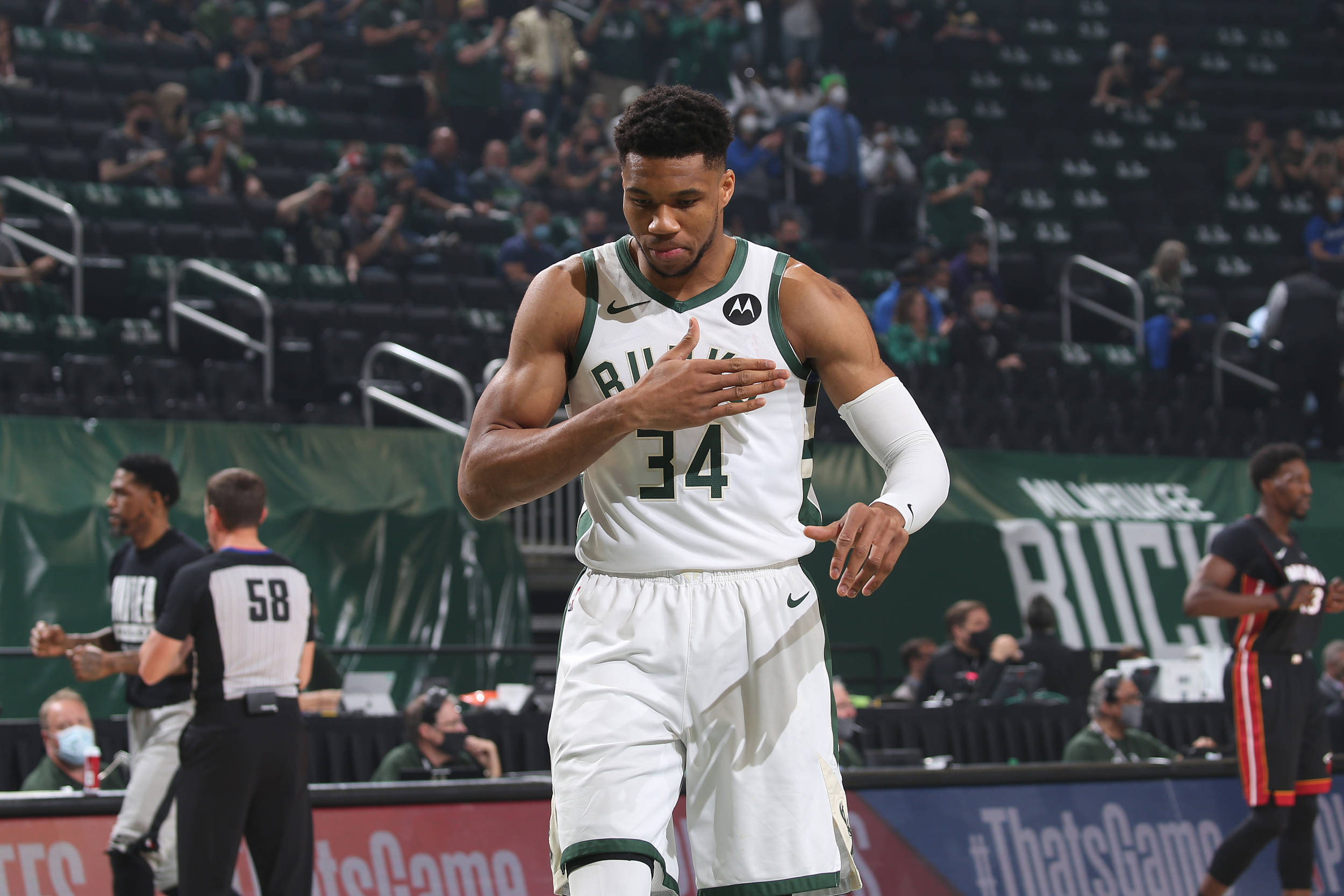 九游体育-活塞艰难击败篮网，暂时领跑东部