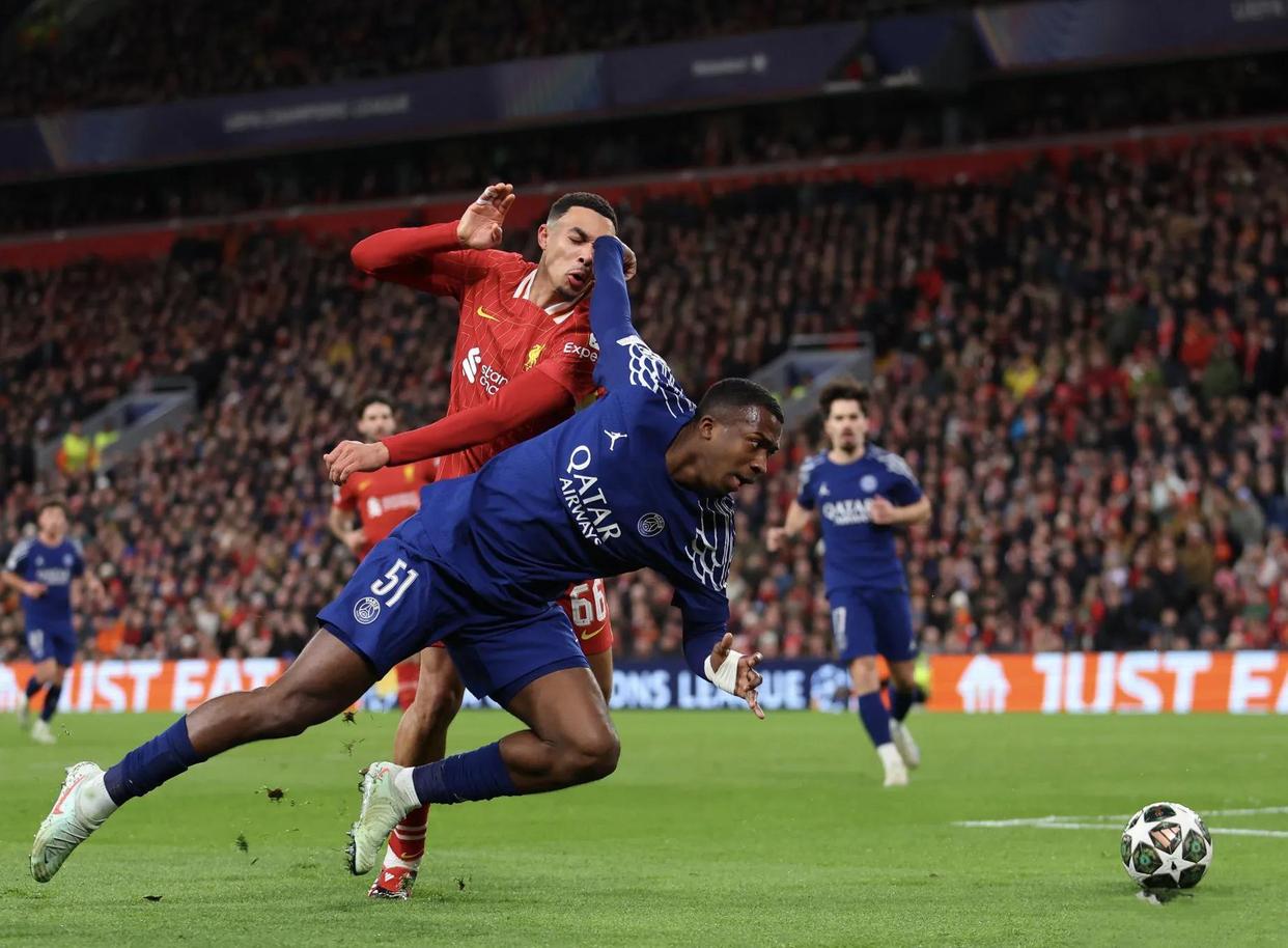 包含利物浦大比分取胜，成功跻身欧冠半决赛的词条