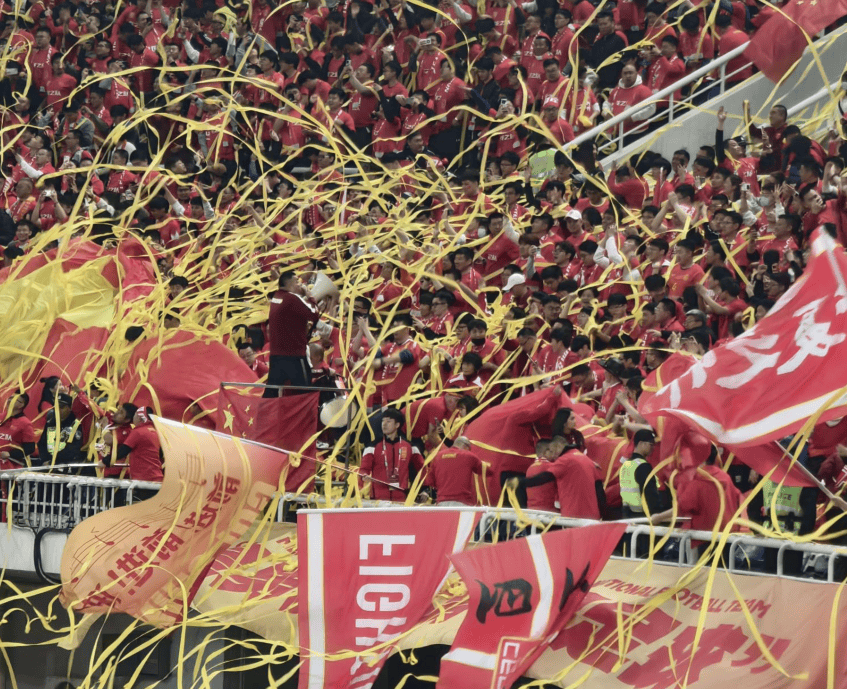 九游娱乐官方网站-足球赛事中球迷狂热现场爆满赛况激烈