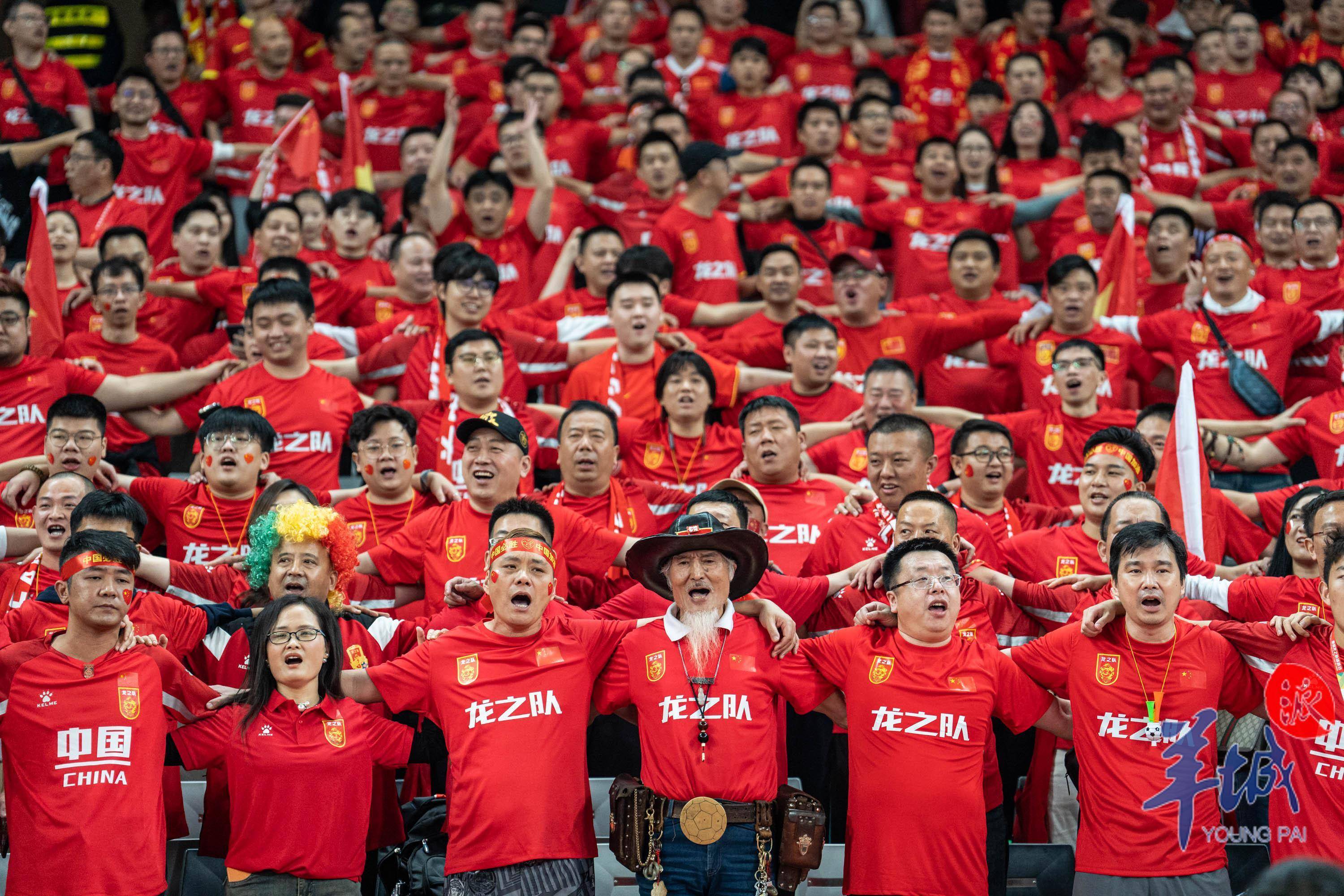 足球赛事中球迷狂热现场爆满赛况激烈 足球赛事中球迷狂热现场爆满赛况激烈