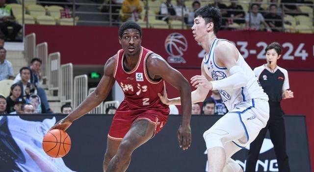 九游娱乐-火爆对决中,队伍团结一心,赢得胜利