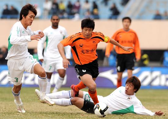 足球比赛中球员们的高能发挥 足球比赛中球员们的高能发挥