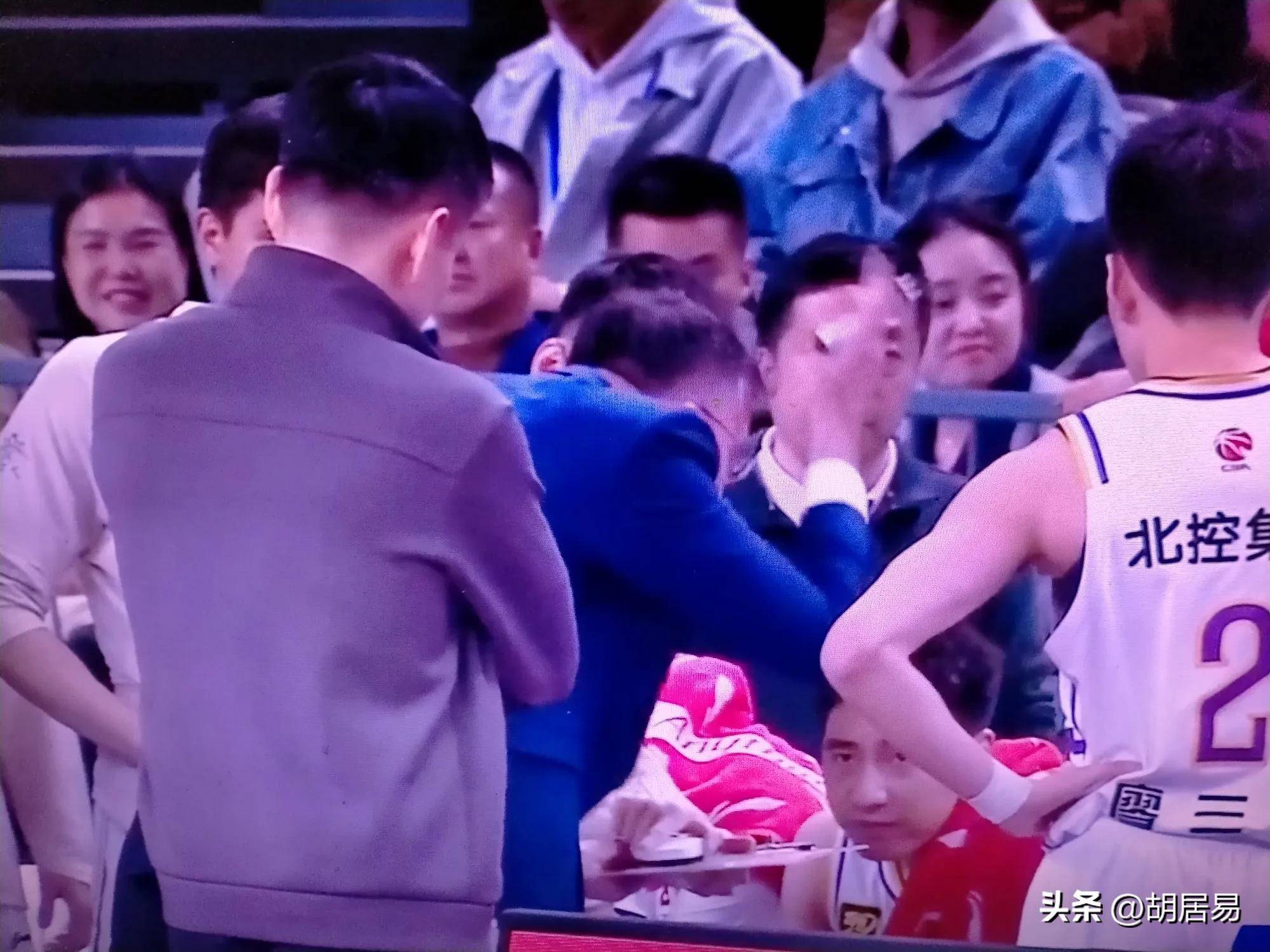 新疆男篮全队配合默契，连胜势不可挡