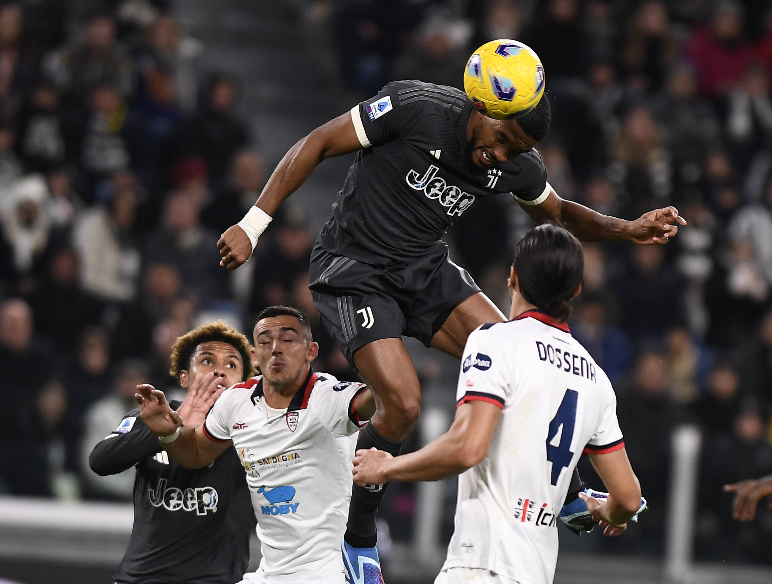 包含尤文图斯在比赛中奋力战胜对手，保持不败的词条