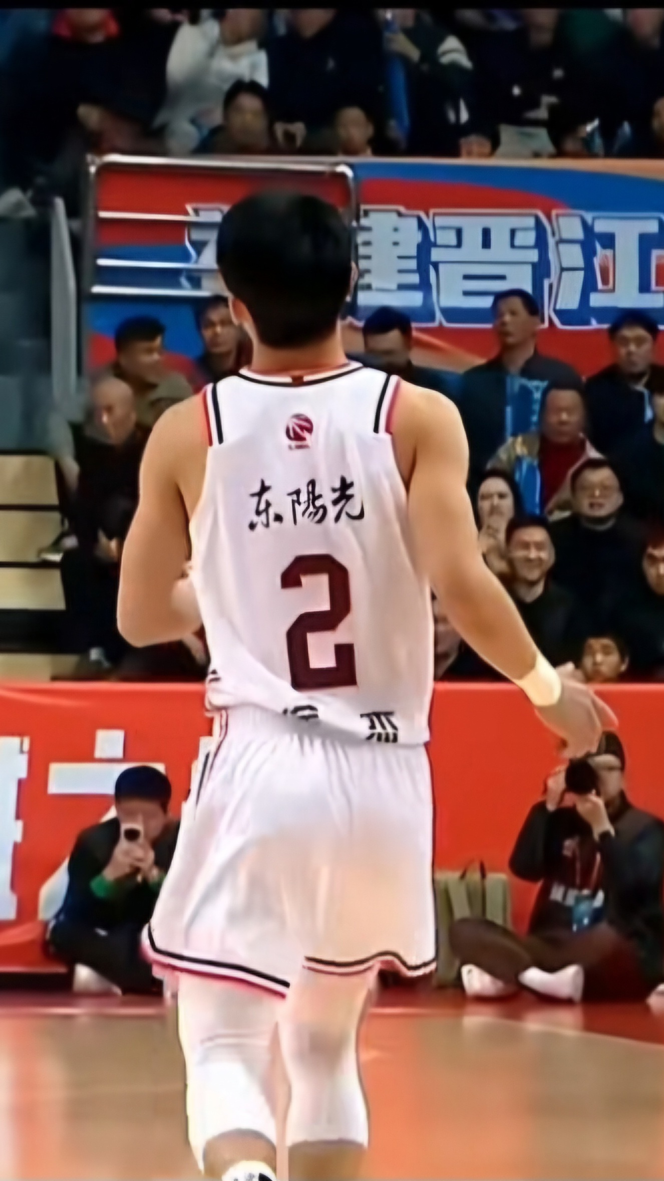 前场得分能力强劲，球队表现出色取得胜利