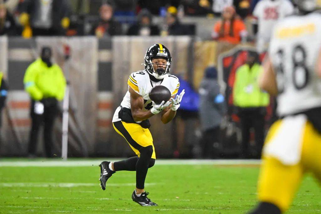 精密传球!中场控制球权成攻势关键 精密传球!中场控制球权成攻势关键