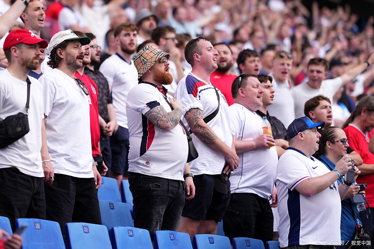 九游娱乐网页-天津泰达主场作战赢球,球迷欢呼雀跃