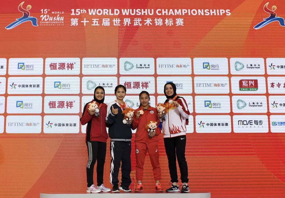 黎巴嫩游泳冠军再添金牌，奋力斗争