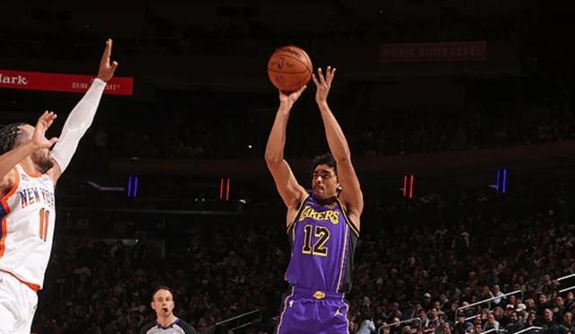 九游体育官方入口-尼克斯防守失误频频,客场惨败湖人