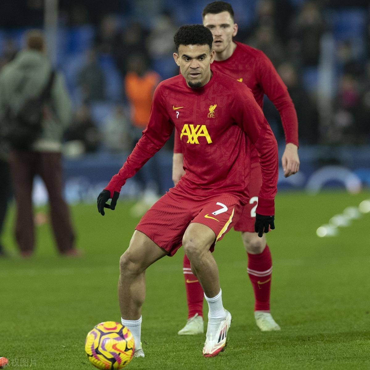 狼队客场战胜雷丁，士气高涨