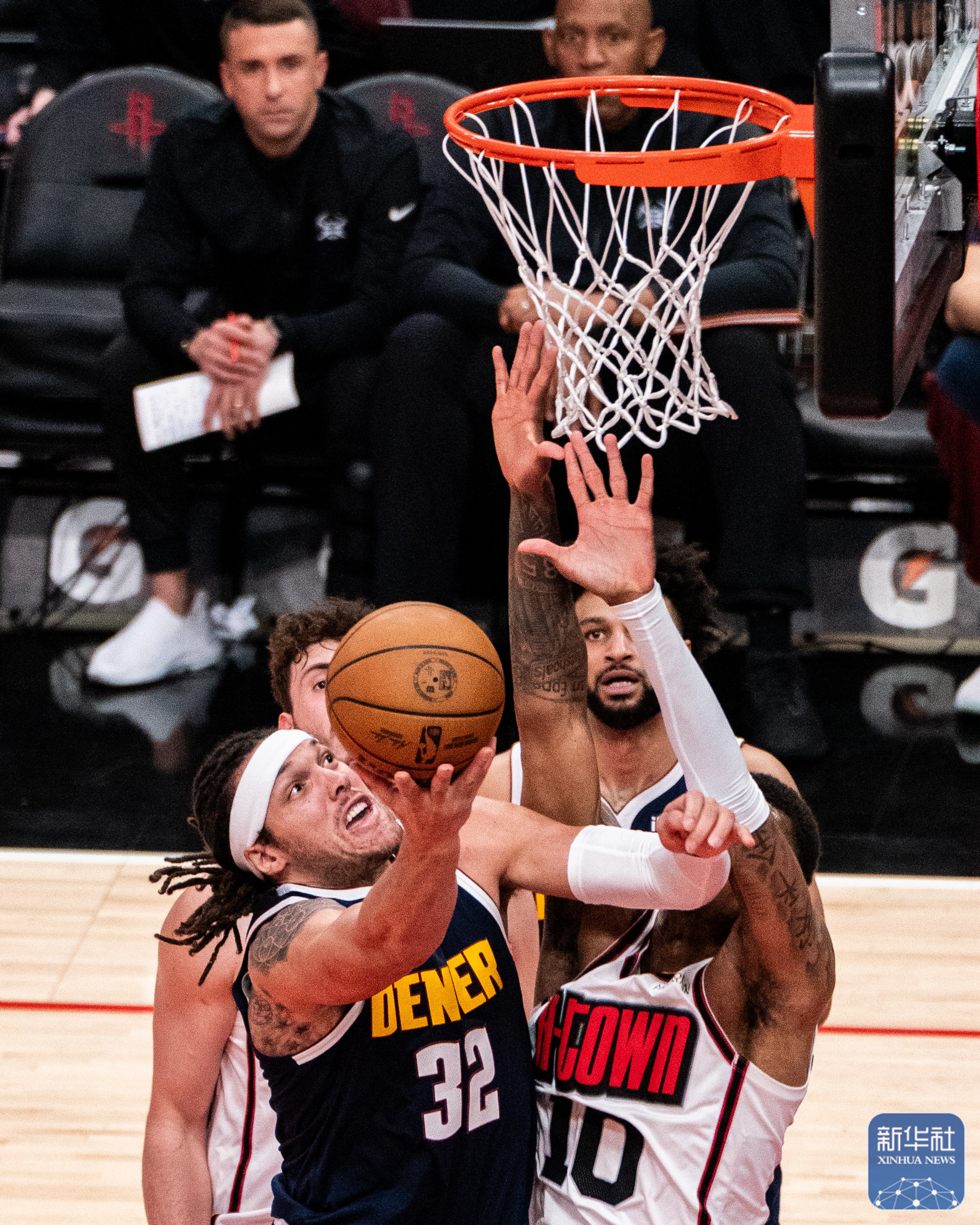 关于火箭队在主场不敌掘金队，遗憾败北的信息