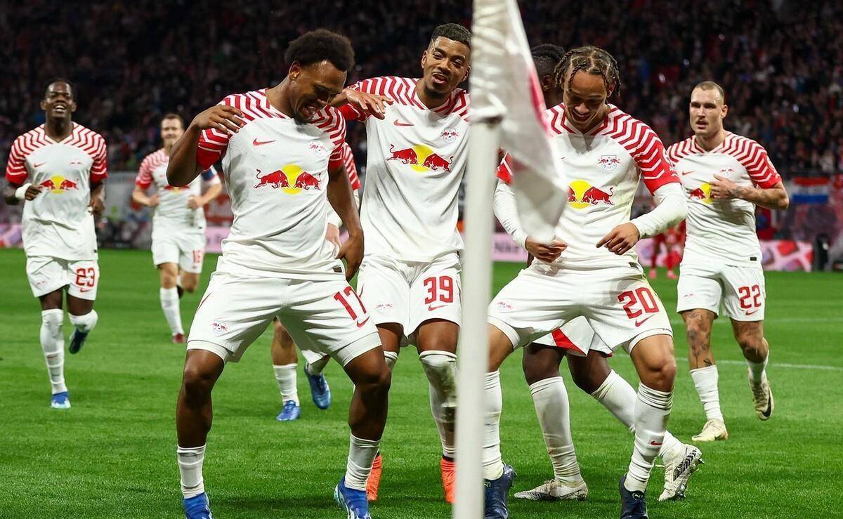 莱比锡红牛球迷力挺球队,士气高涨 莱比锡红牛球迷力挺球队,士气高涨