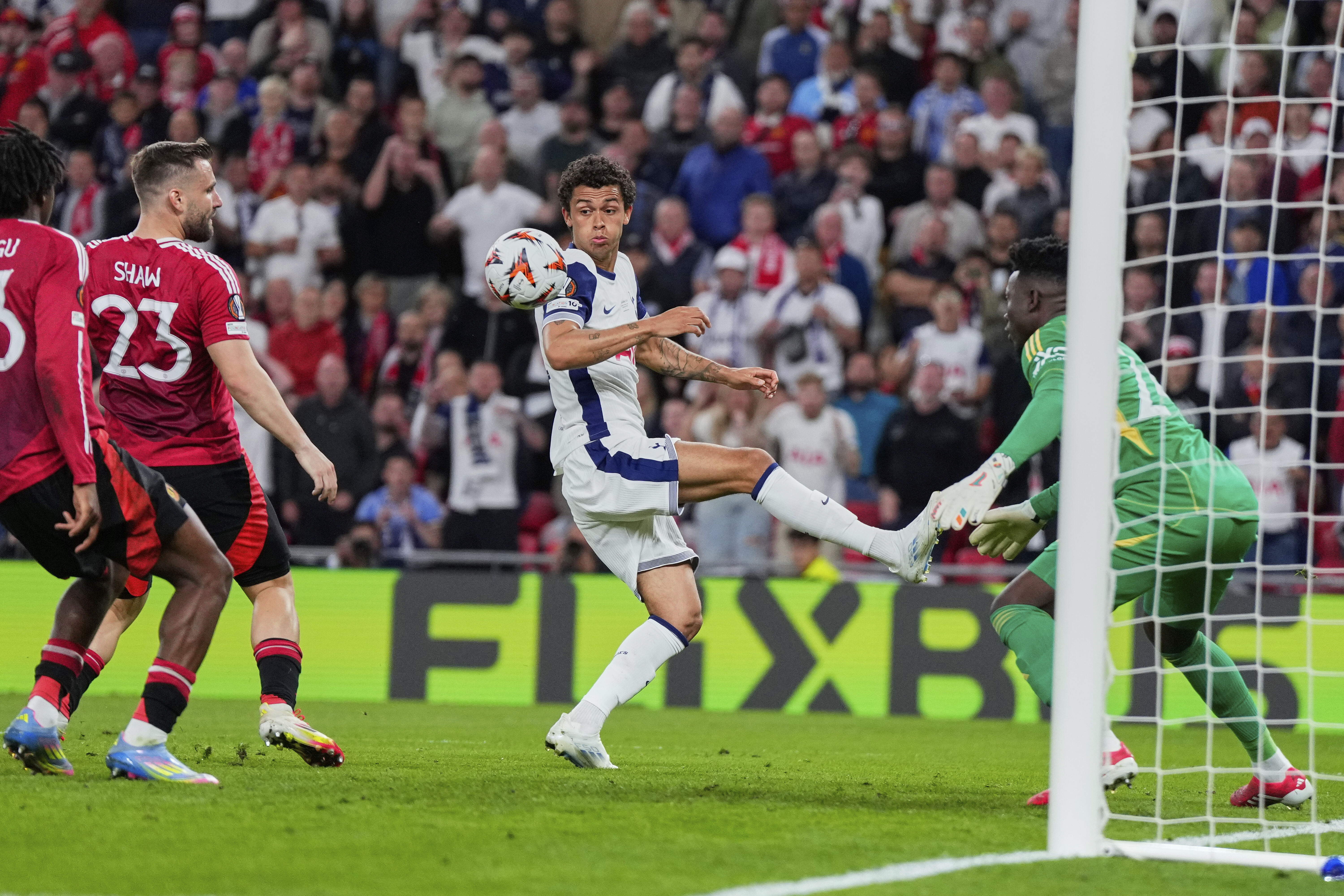 九游中国-足球赛季火热展开，球队斗志高昂