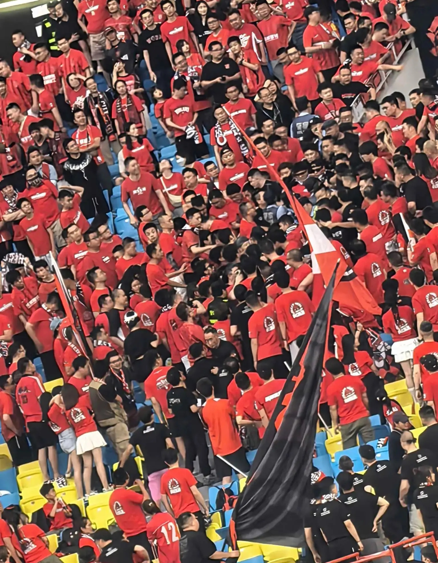 极具悬念的足球联赛正在如火如荼地进行 极具悬念的足球联赛正在如火如荼地进行