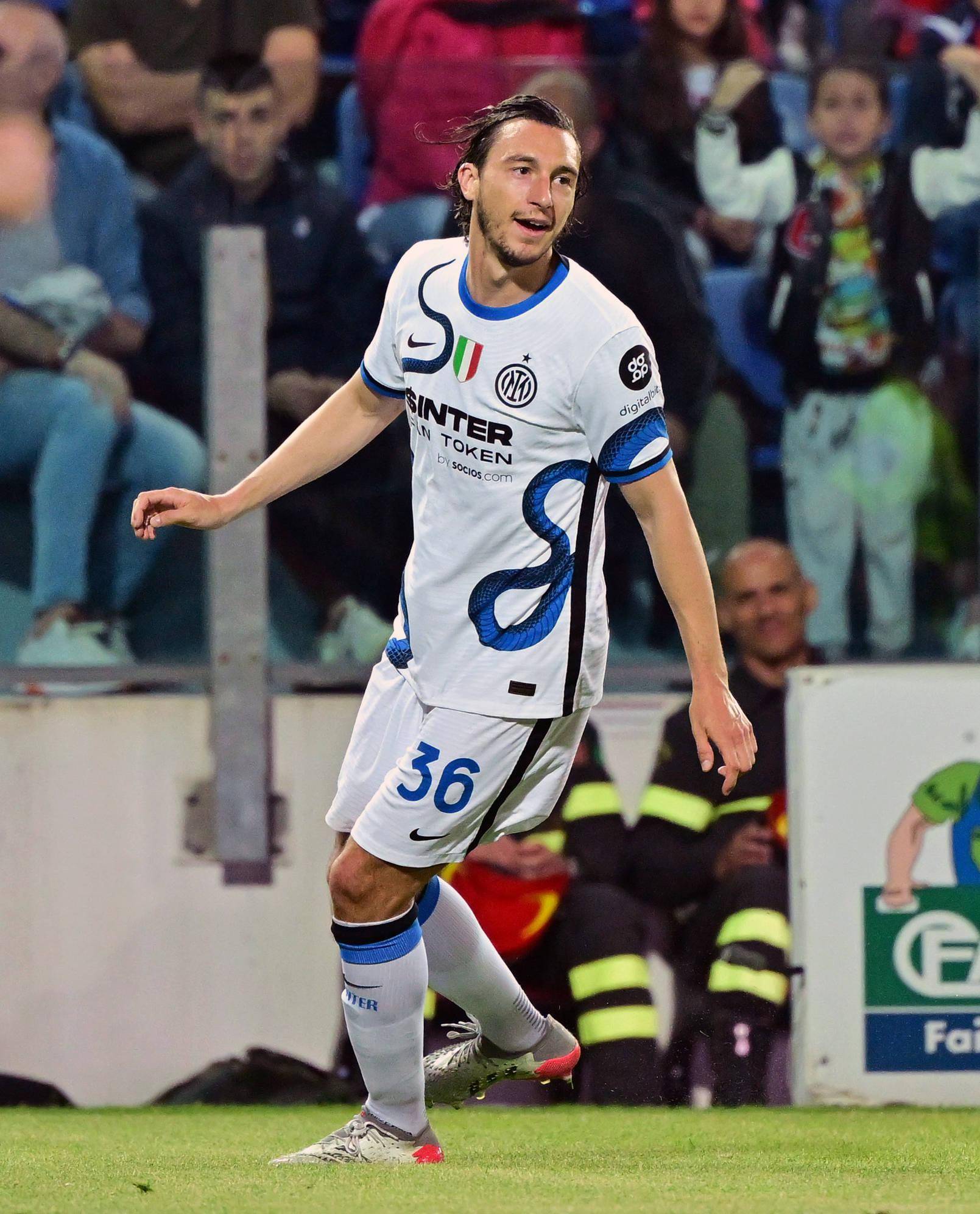 包含卡利亚里队客场挑战，寻求反弹机会的词条