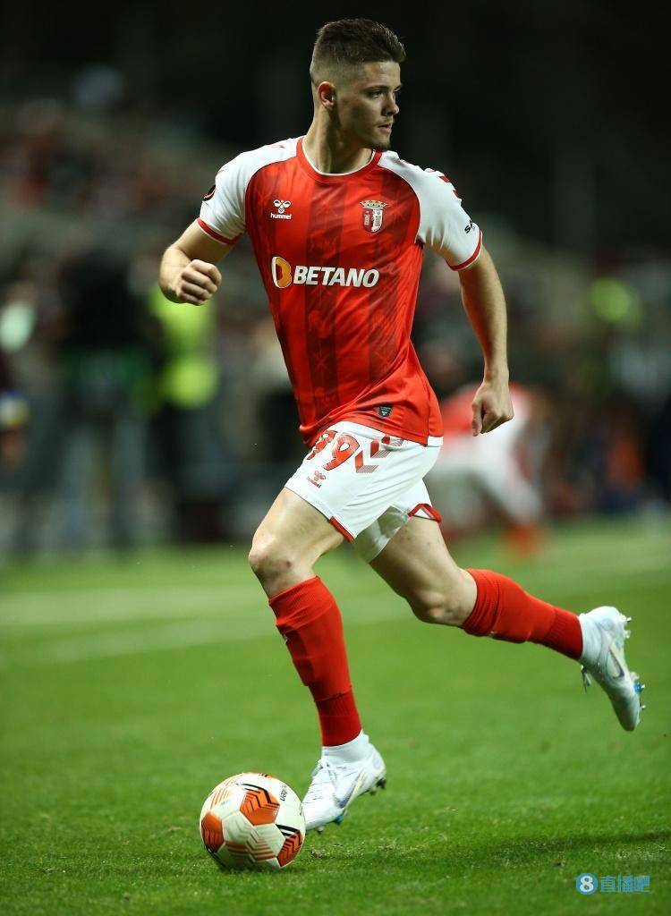 欧布拉加场内大比分获胜,英姿焕发 欧布拉加场内大比分获胜,英姿焕发