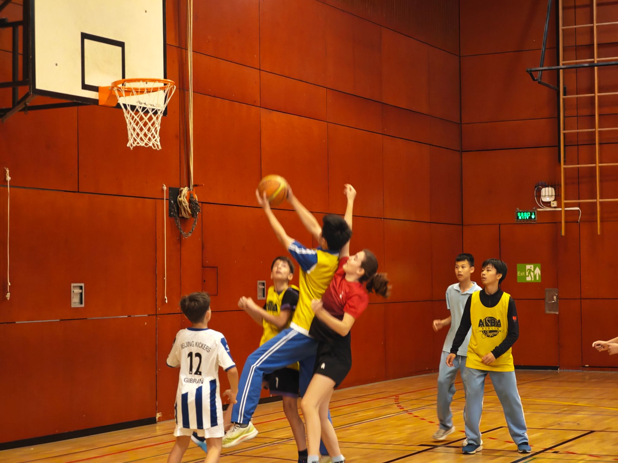 九游体育-精准对抗：运动员们力求最完美表现