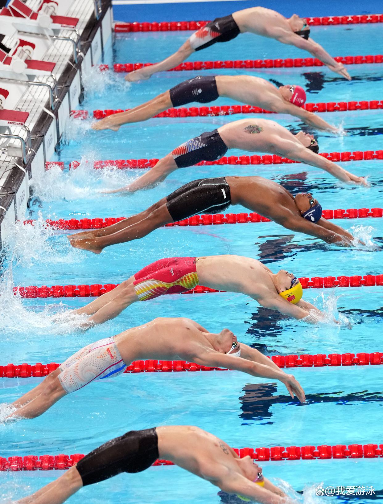 9you娱乐-游泳比赛水花飞溅,选手竞逐激烈