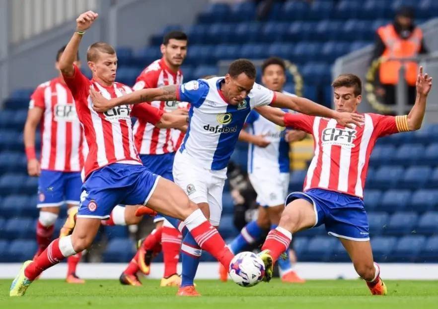 场上对决:两支球队交锋惊现激烈拼抢 场上对决:两支球队交锋惊现激烈拼抢