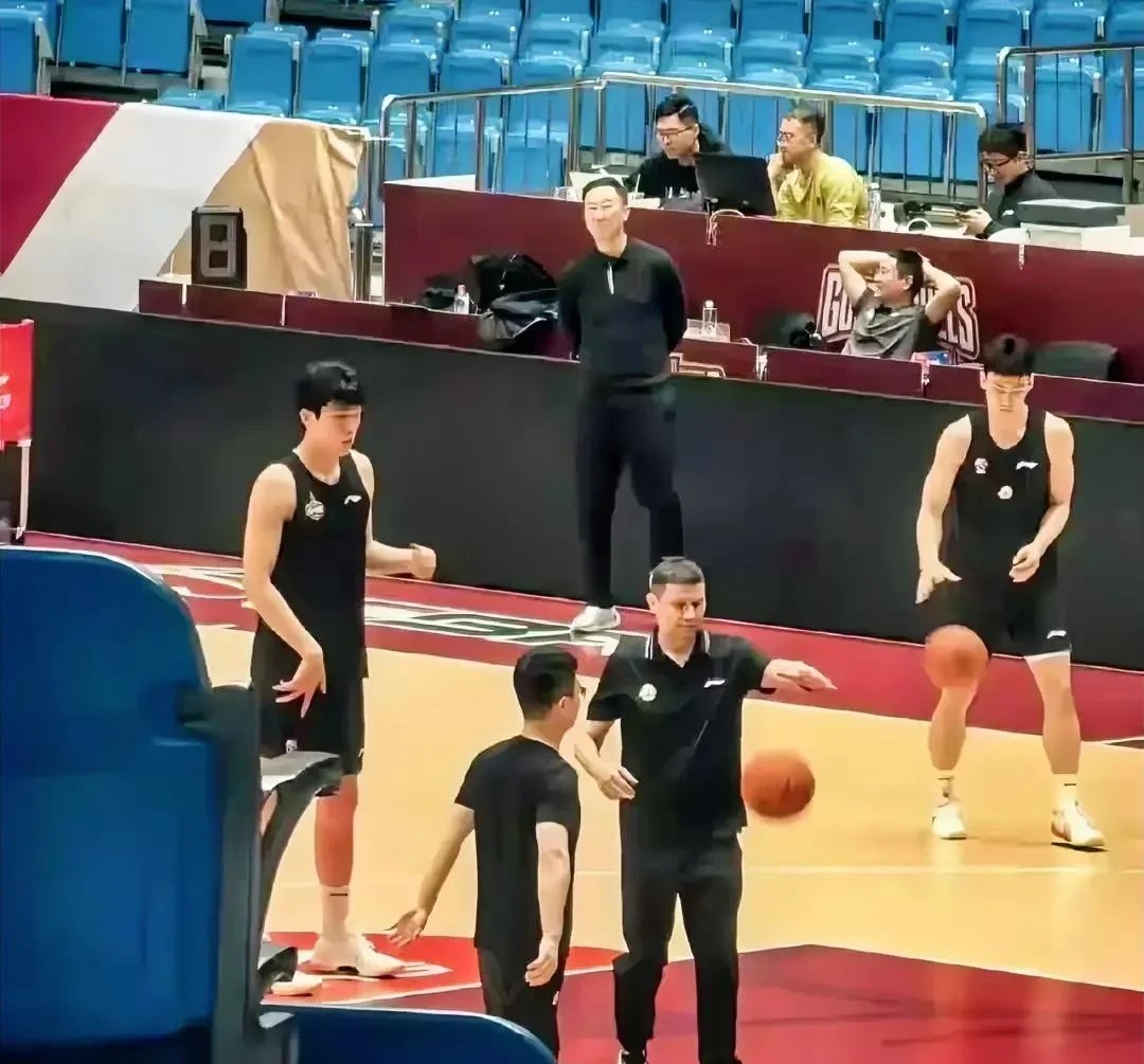 巴塞后卫风尘仆仆伤退,球队险胜对手 巴塞后卫风尘仆仆伤退,球队险胜对手