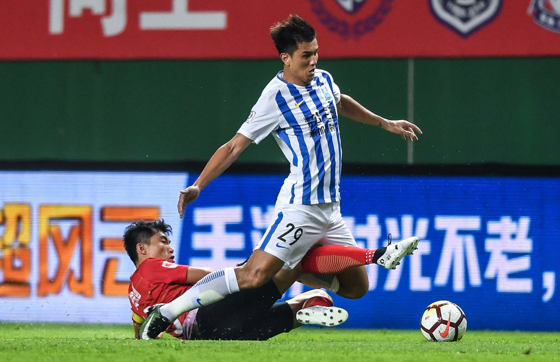 关于广州富力球员努力抵挡广州恒大攻势的信息