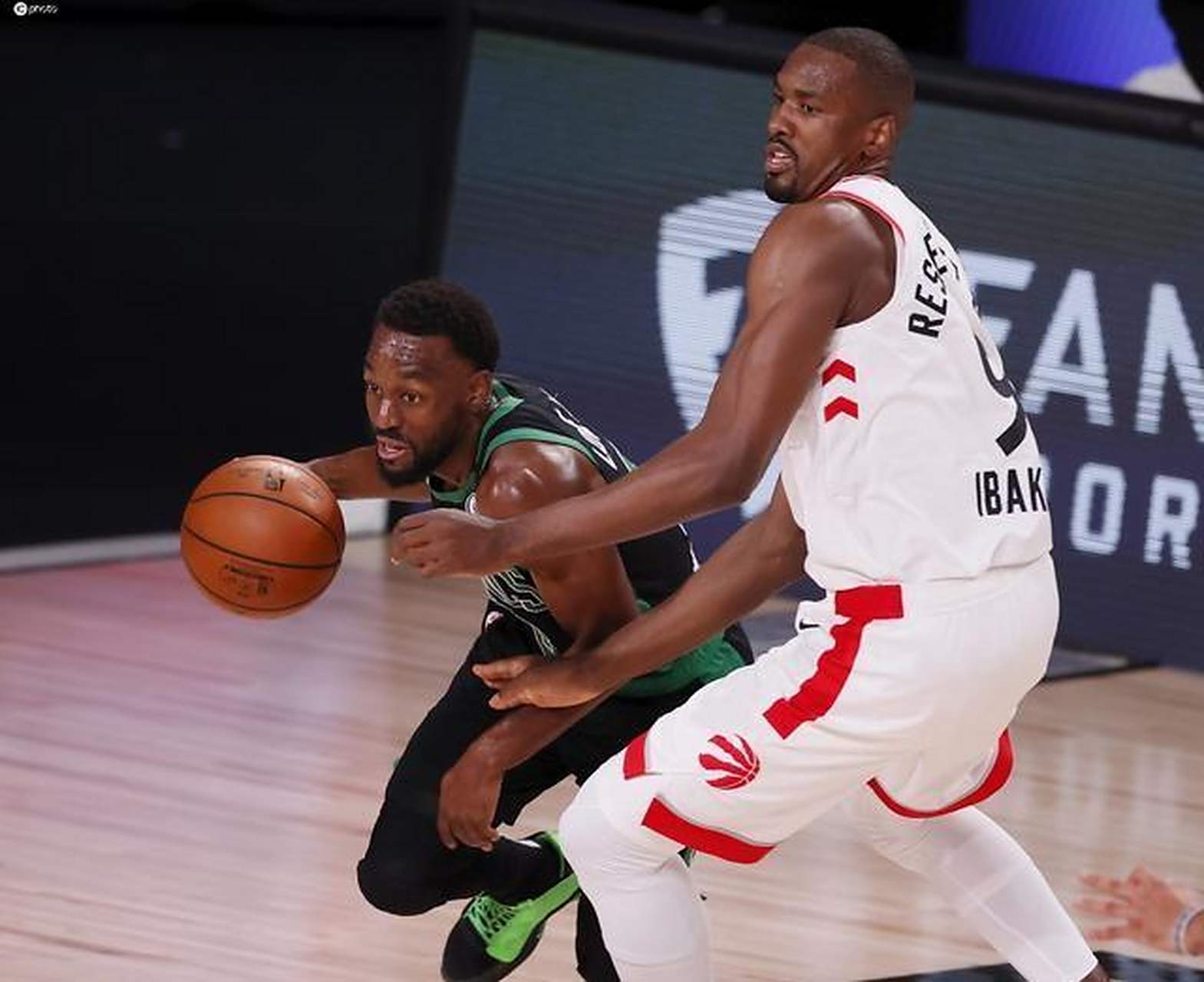 猛龙客场逆转,将系列赛拖入抢七 猛龙客场逆转,将系列赛拖入抢七